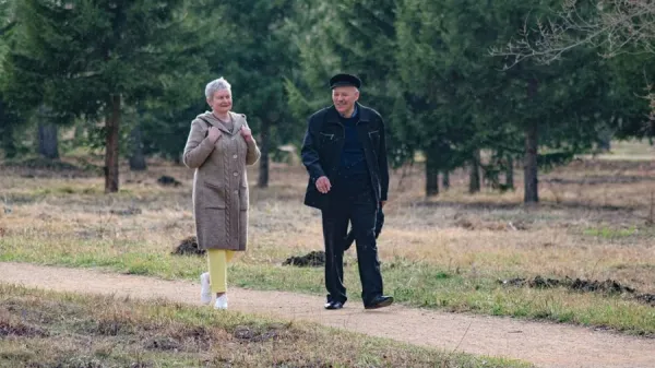 공원을 함께 걷는 노부부